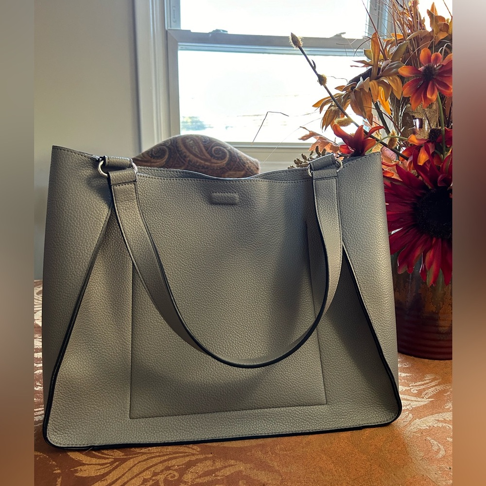 Calvin Klein Tote with matching cosmetic bag - Picture 3 of 8